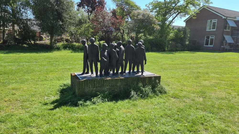 Die Figurengruppe Markt von Bert Kiewiet an der Grolloërstraat