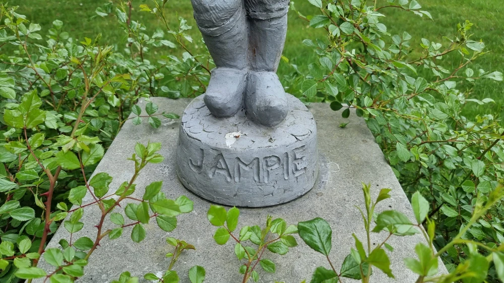 Der Name Jampie auf dem Sockel der Skulptur