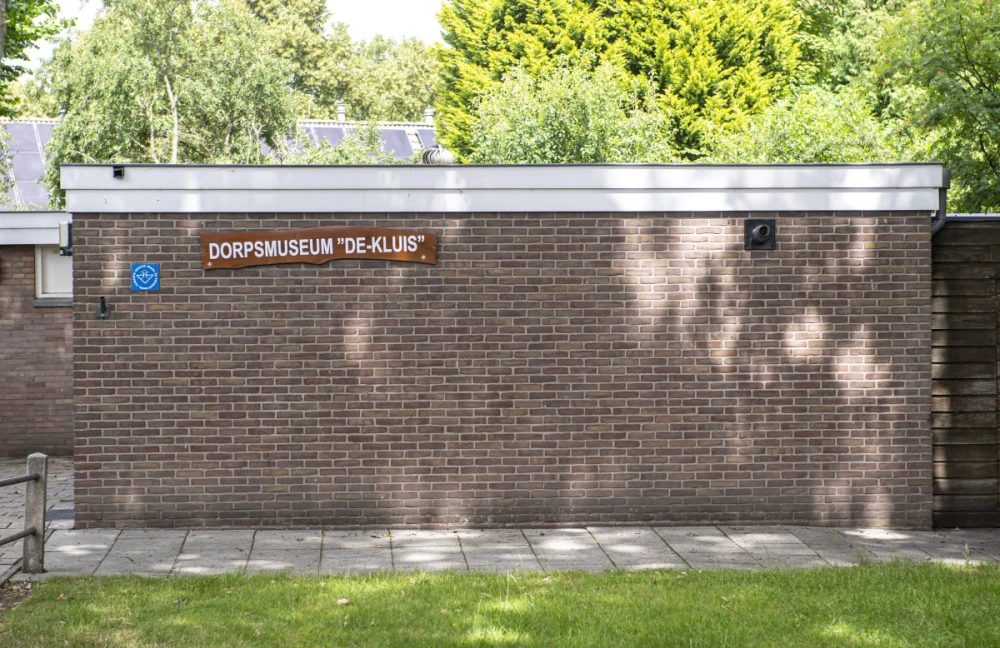 Het gebouw van Dorpsmuseum De Kluis, de veurmalige diepvrieskluis van Eext