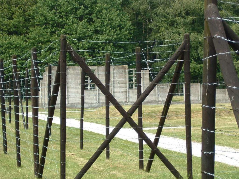 Reconstructie van een hut op het veurmalige kampterrein van Westerbork