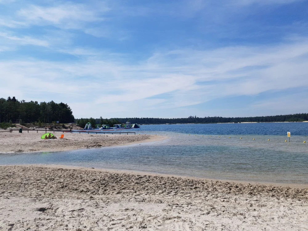 Het strand van 't Nije Hemelriek op een zomerdag