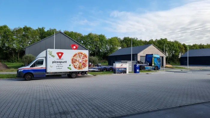 Der Pizzaautomat bei Rolde kurz vor dem Abtransport