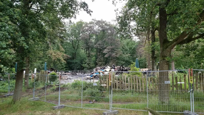 What is left of restaurant 't Nije Hemelriek