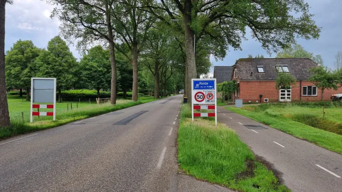 Het bord van de bebouwde kom an de westkaant van Rolde