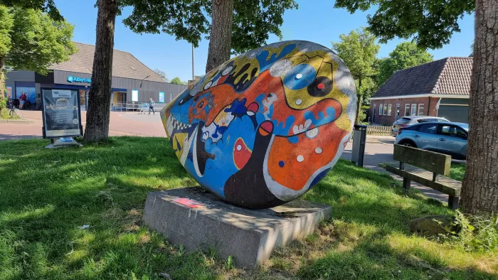 Het beeld De tijdgeest van de racerij in Rolde