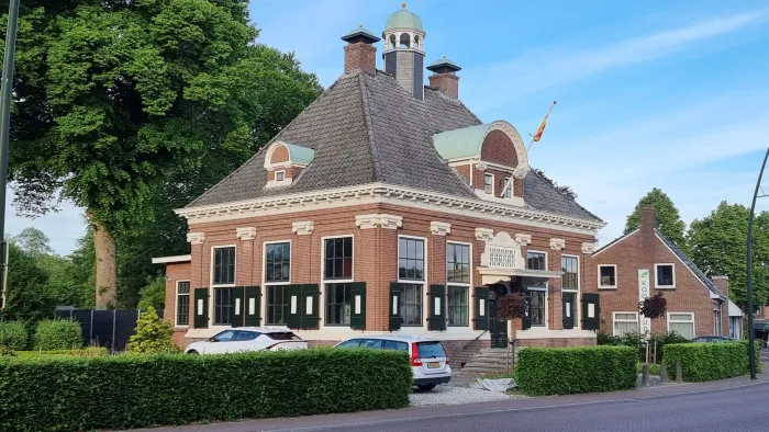 Het veurmalige gemeentehuus an de Hoofdstraat 11 in Rolde