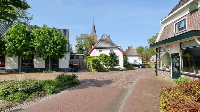 Een straot in het centrum van Rolde, mit de karktoren op de achtergrond