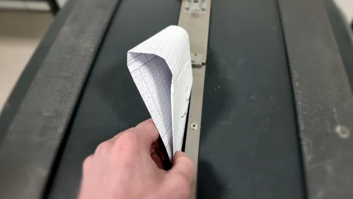 Een stembiljet wordt inleverd