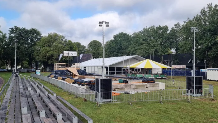 De opbouw van de Roldermarkt op de Grote Brink in 2025