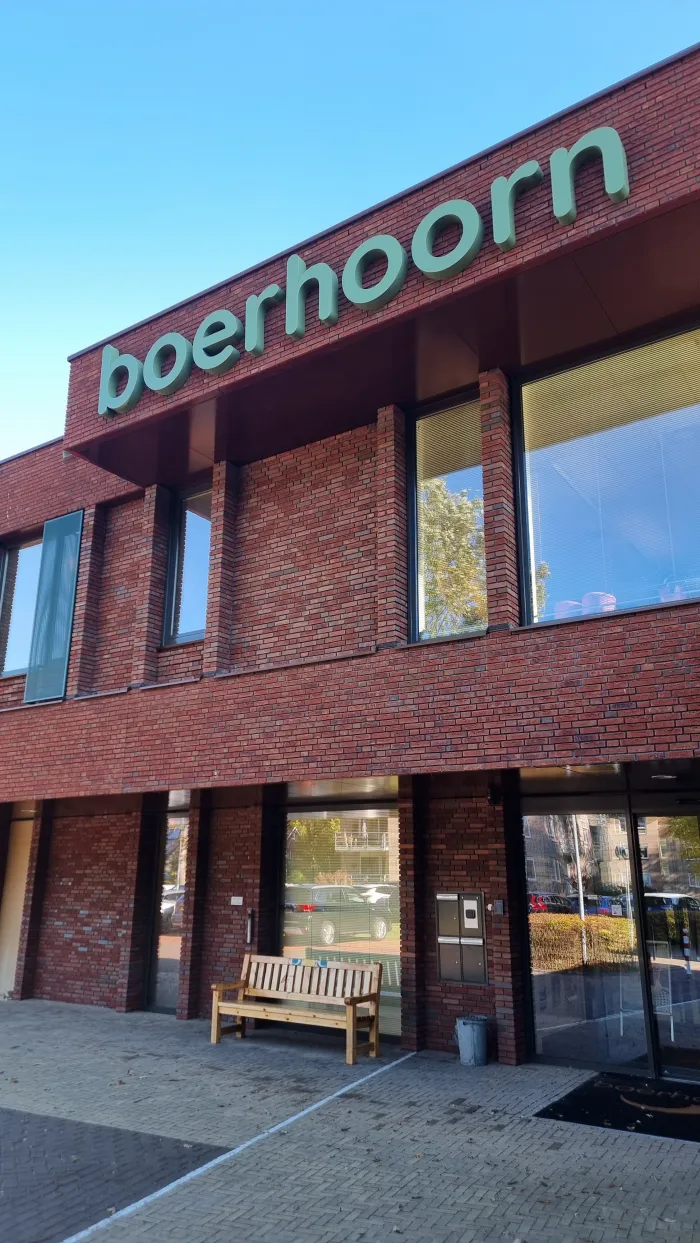 De gevel en ingang van MFC Boerhoorn.