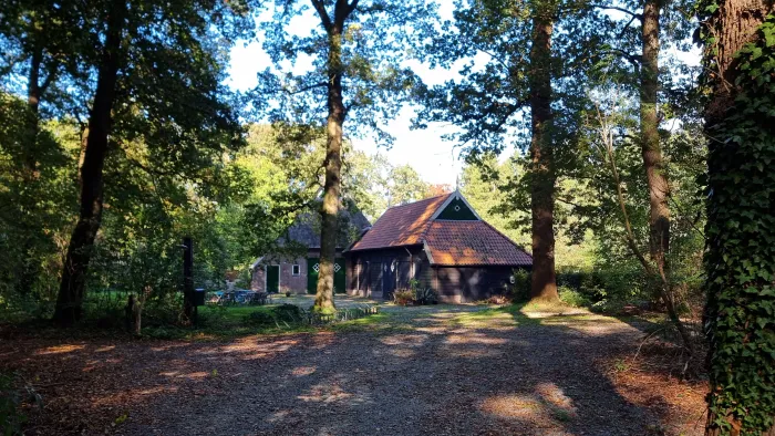 Boerderij Kamps among the trees of Landgoed Kamps, near Kampsheide.