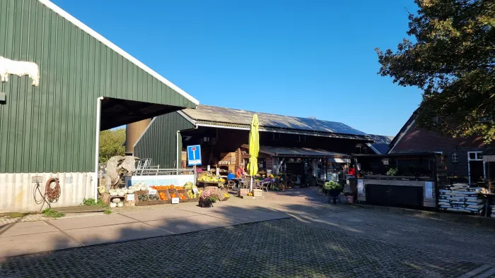 De boerderijwinkel van De Balloohoeve in Balloo, met het buitenaanbod op het erf.