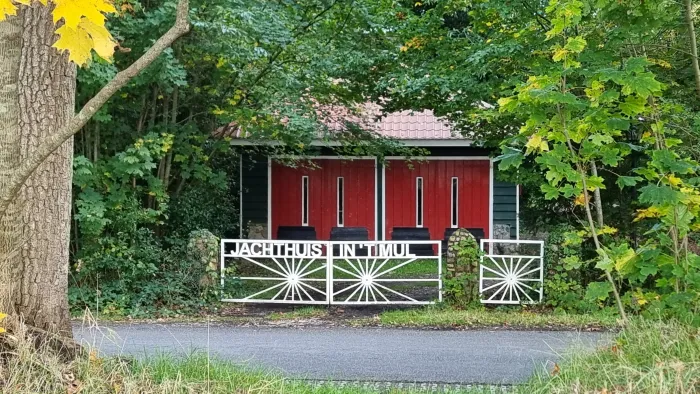 The entrance gate to Jachthuis in ’t Mul on Nijlanderstraat, with an outbuilding in the background.