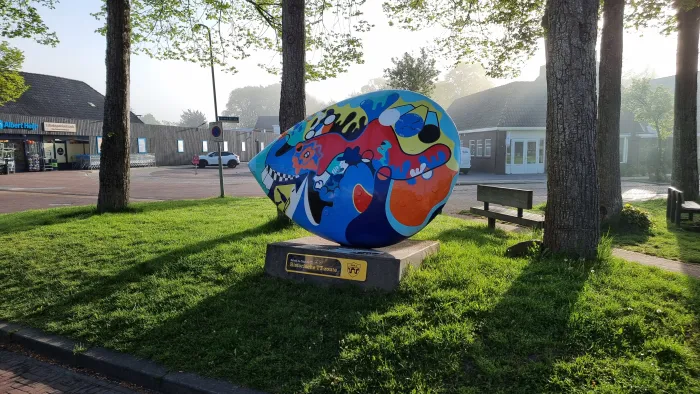 Het beeld De Tijdgeest van de Racerij in Rolde
